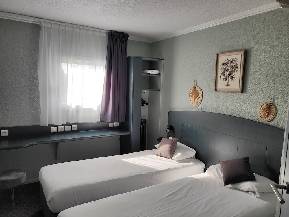 Standard Room, 2 Twin Beds - Photo 1
