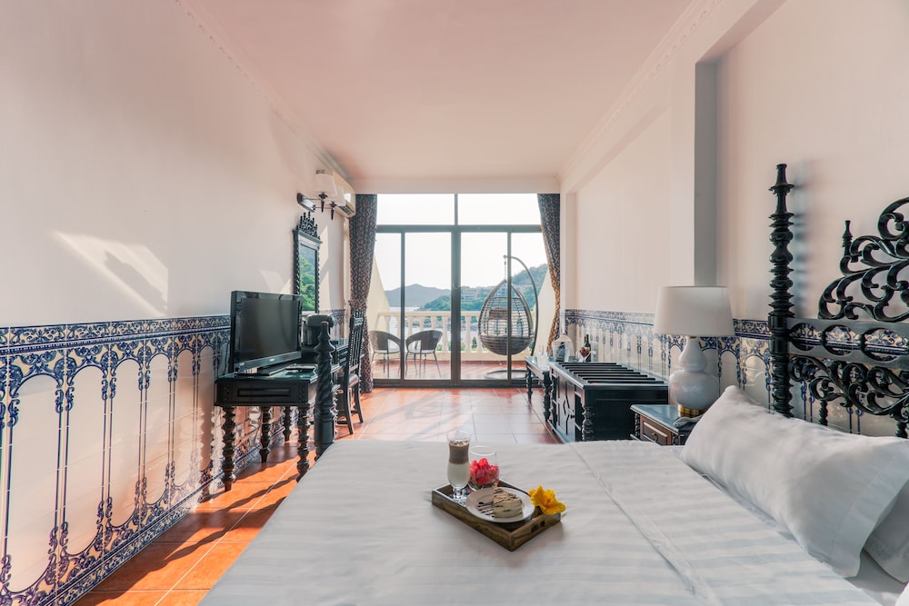 Superior Double Room, 1 King Bed, Balcony, Sea View photo 1