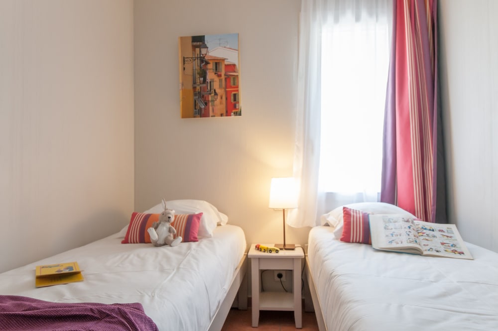Appartement 6 personnes - 2 chambres - Terrasse ou balcon- standard photo 2