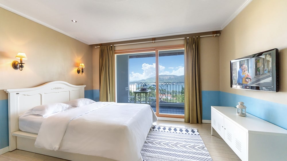 Deluxe Double Room Single Use, 1 Queen Bed photo 3