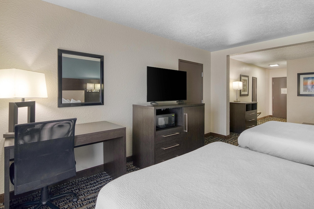 Suite, 2 Queen Beds, Non Smoking, Refrigerator & Microwave (with Sofabed) - Photo 2