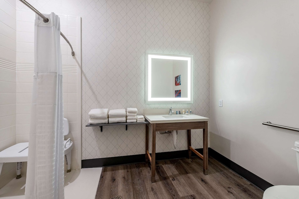 Suite, 1 King Bed, Accessible, Non Smoking - Photo 3