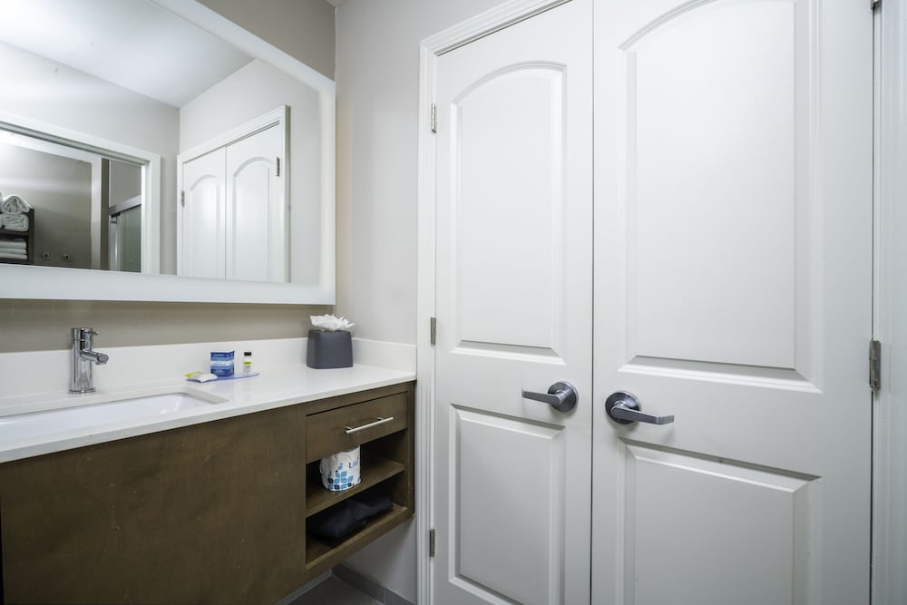 Suite, 2 Bedrooms, Kitchen - Photo 2