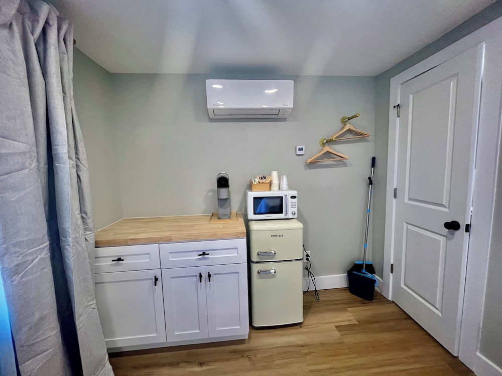 Standard Room, 1 Queen Bed, Non Smoking, Pets Allowed photo 3