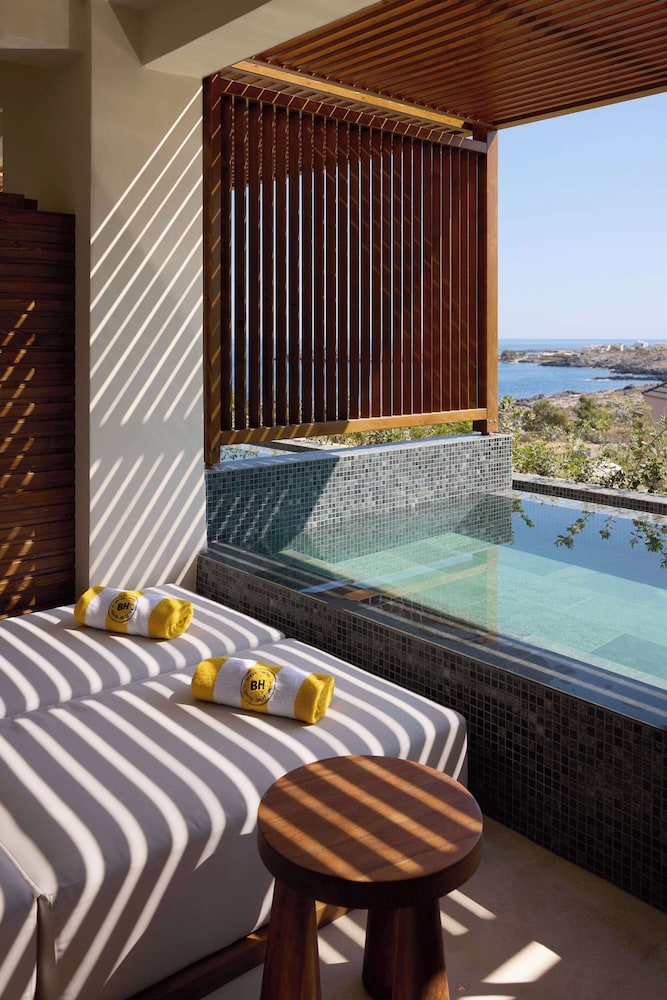Junior Suite, 1 King Bed (Swim up Pool) thumbnail 6