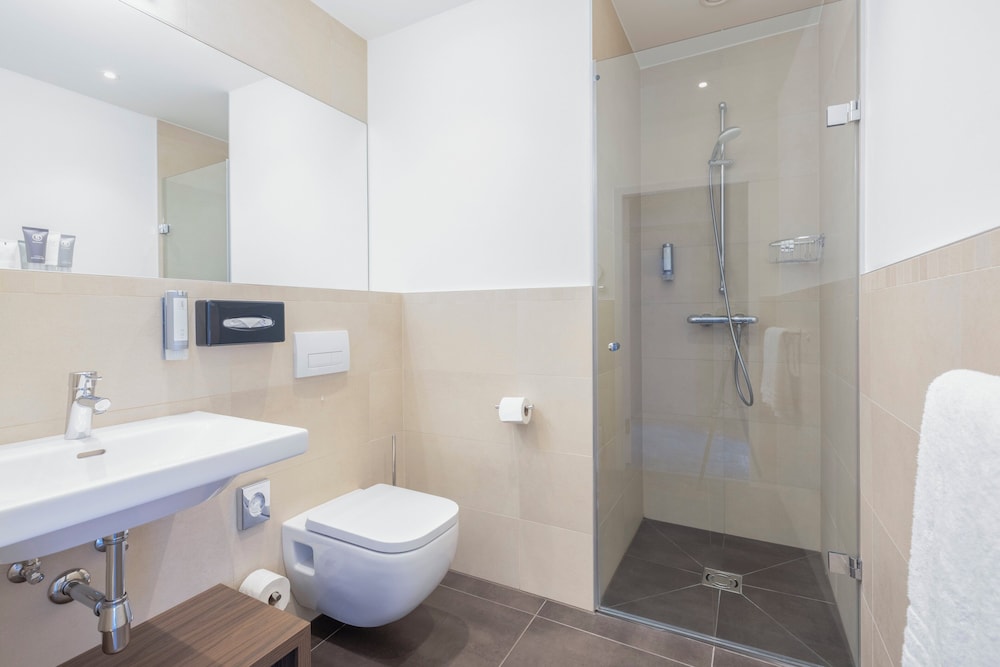 Premium Room, 1 Queen Bed, Accessible - Photo 3