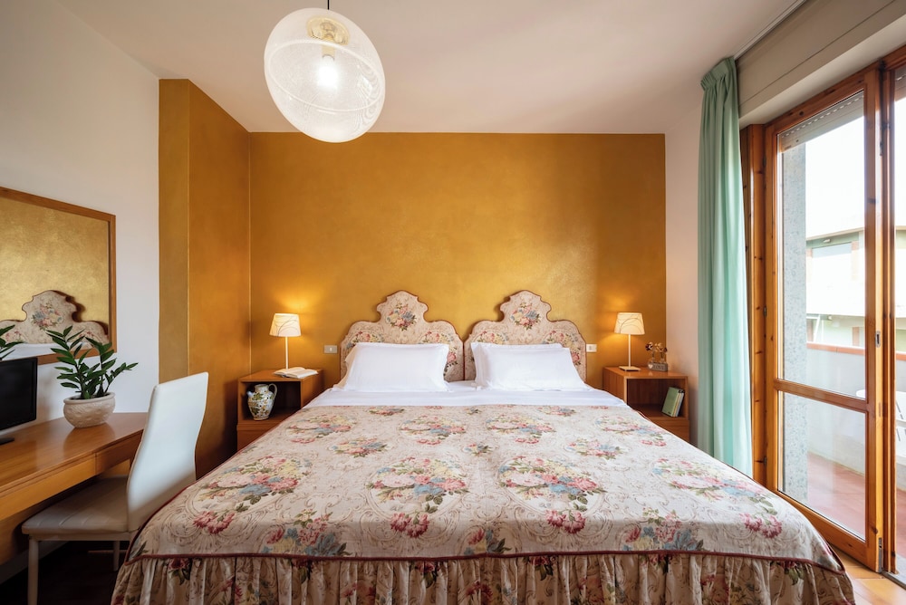Classic Room, 1 Queen Bed, Balcony, Park View