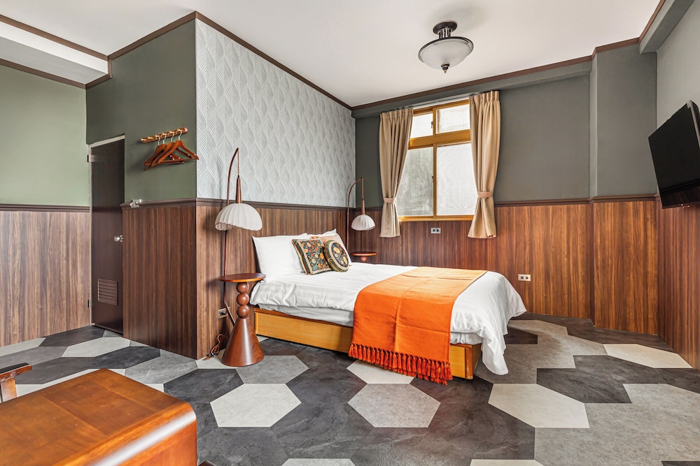 Deluxe Double Room with Bathtub - Photo 1