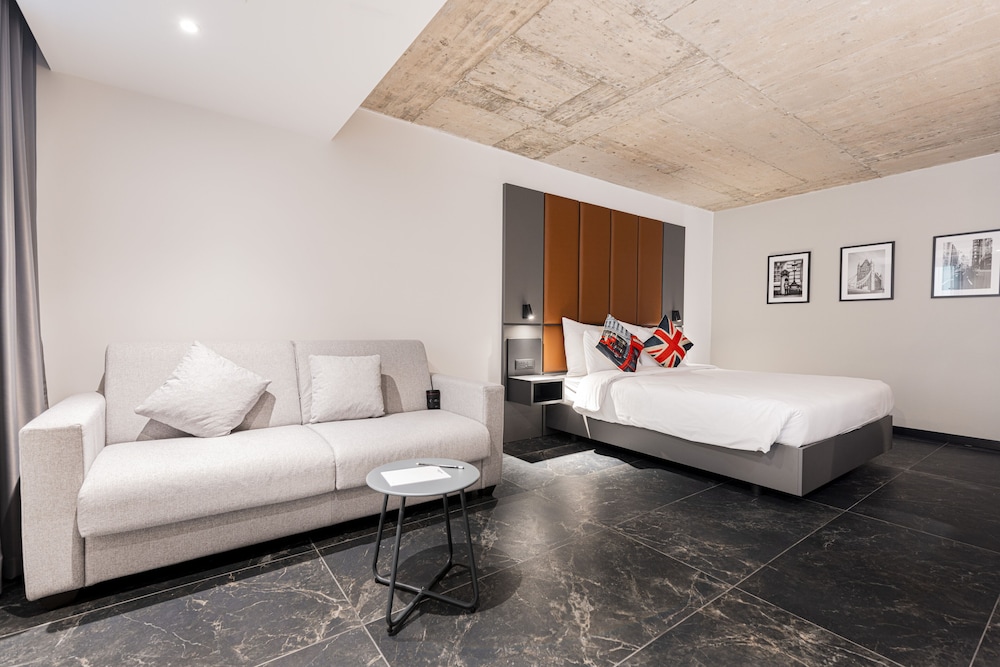 Standard Room, 1 Queen Bed and Sofabed, Internal, No Balcony