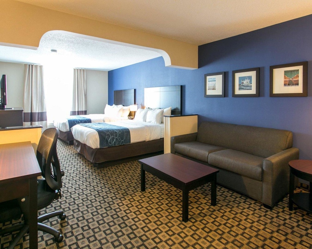 Suite, Non Smoking (2 Queen beds With Sofa bed) - Photo 4