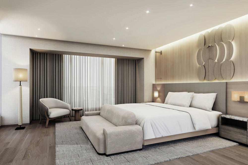 Club Suite, 1 King Bed, Corner - Photo 4