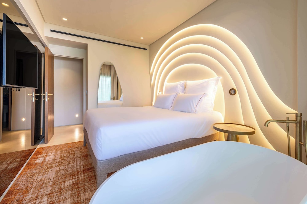 Deluxe Suite, 1 King Bed, Sea View - Photo 3