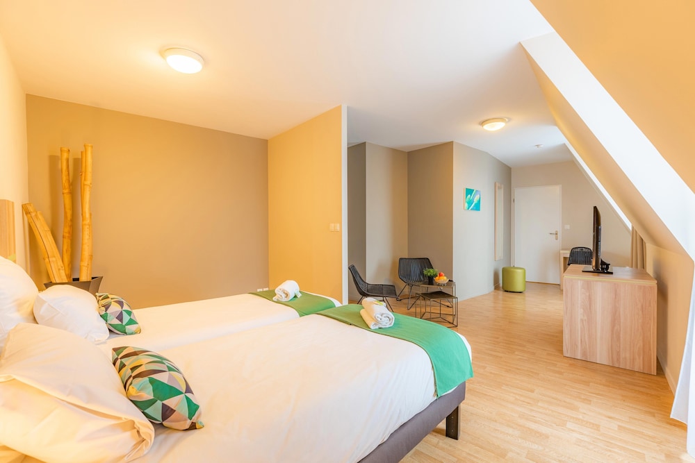 Superior Studio, 2 Twin Beds - Photo 3