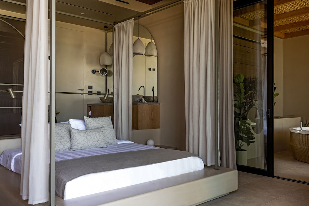 Cicada Suite Gym, Private Pool & Hot Tub, Sea Front