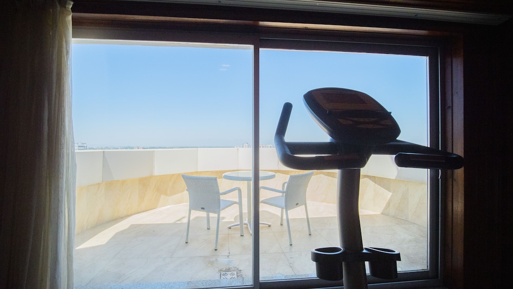 Royal Room, 1 King Bed, Smoking, Sea View thumbnail 6