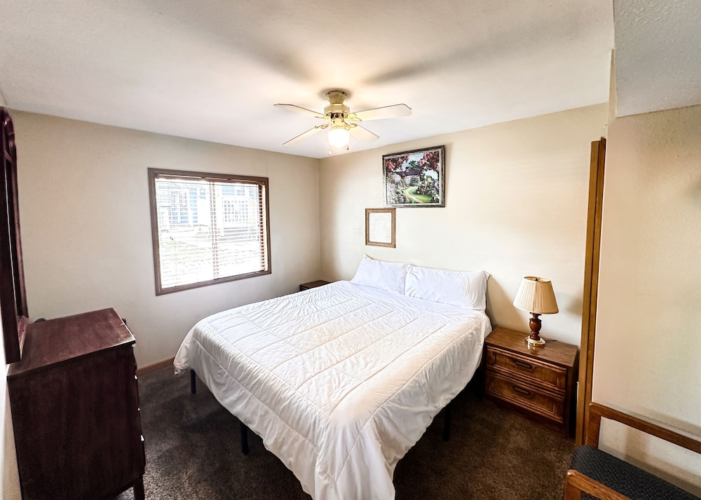 Classic Cottage, 1 Bedroom, Fireplace, Lake View