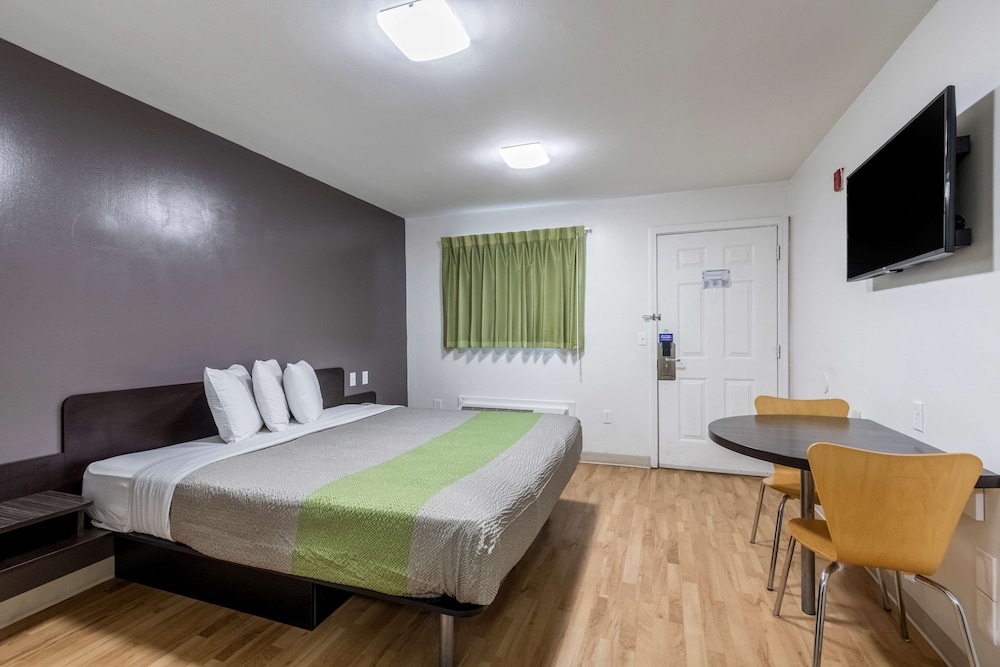 Deluxe Room, 1 King Bed, Non Smoking, Kitchenette - Photo 2