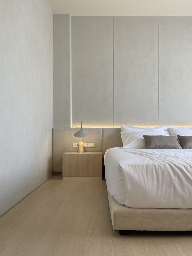 Standard Suite, 1 King Bed, Balcony photo 3