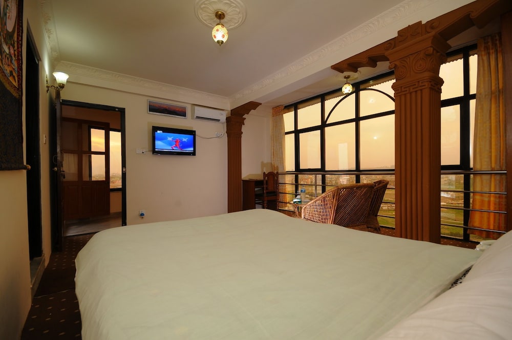 Deluxe Room, 1 King Bed, Smoking, Mountain View