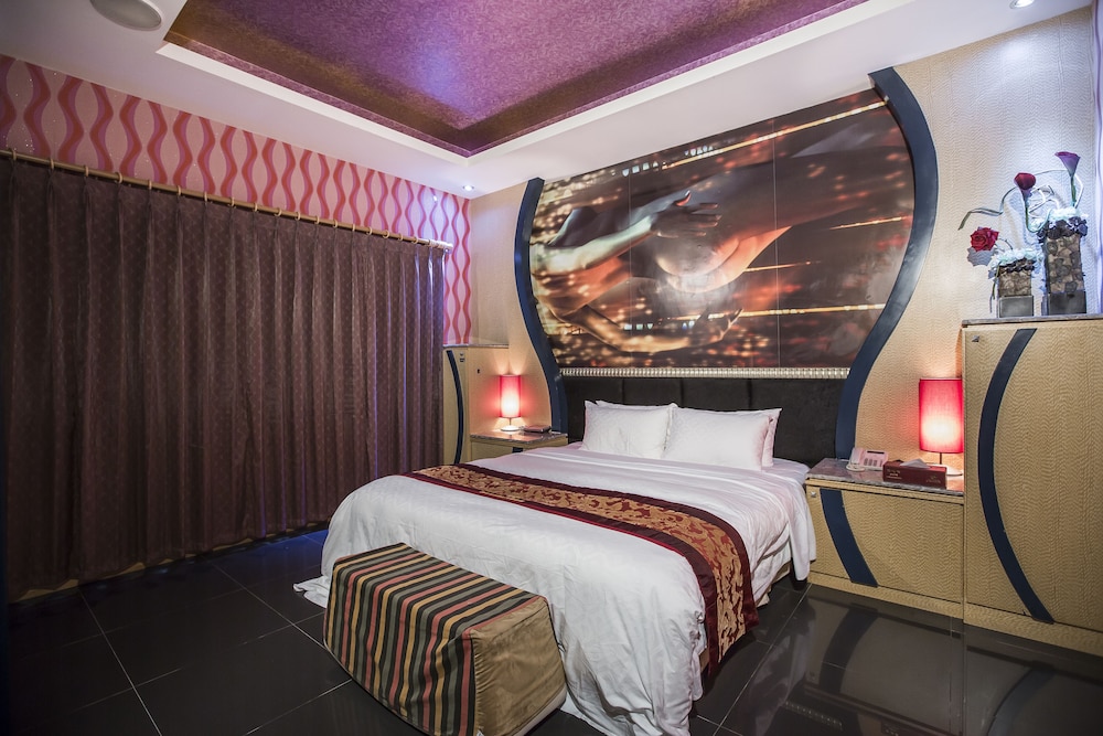 Elite Double Room, 1 King Bed, Jetted Tub photo 2