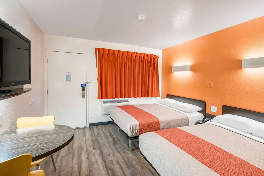 Standard Room, 2 Double Beds, Non Smoking photo 3