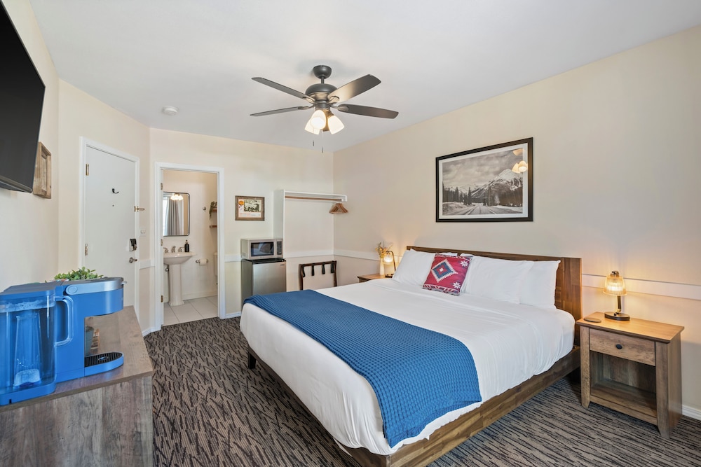Romantic Suite, 1 King Bed, Non Smoking, Mountain View photo 2