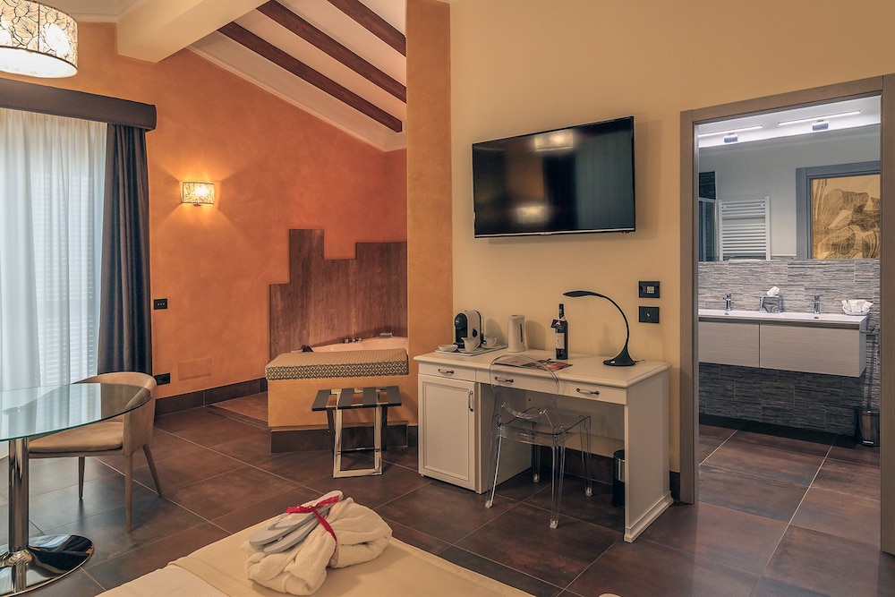 Luxury Suite, 1 King Bed photo 1