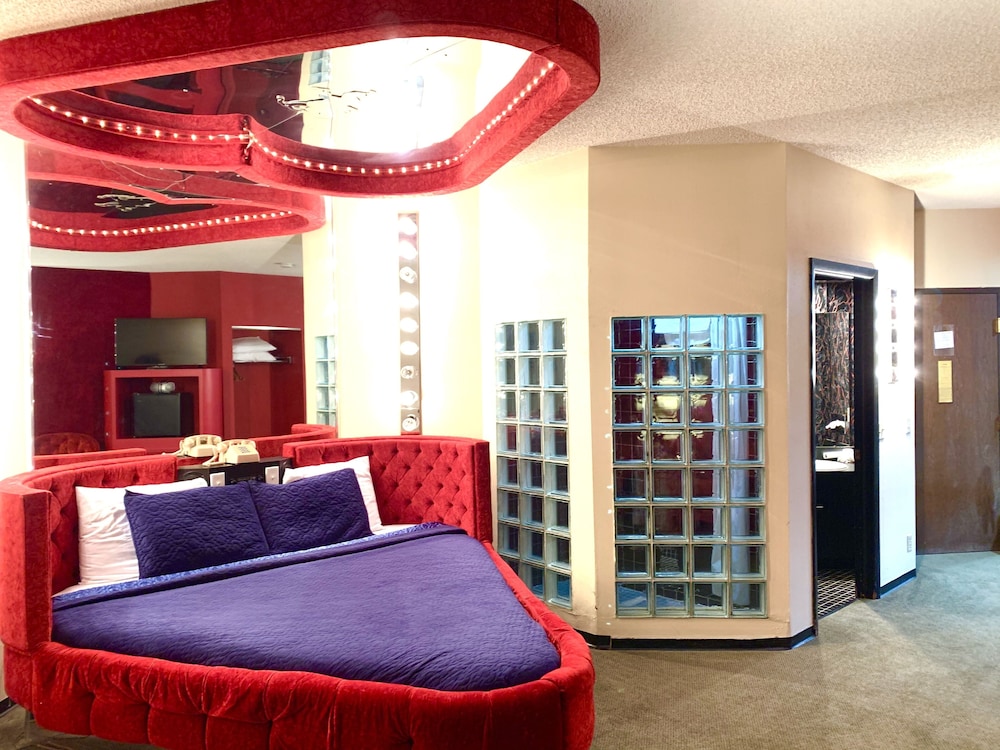 Cupid Corner, 1 Queen Heart-Shaped Bed (2nd Floor)