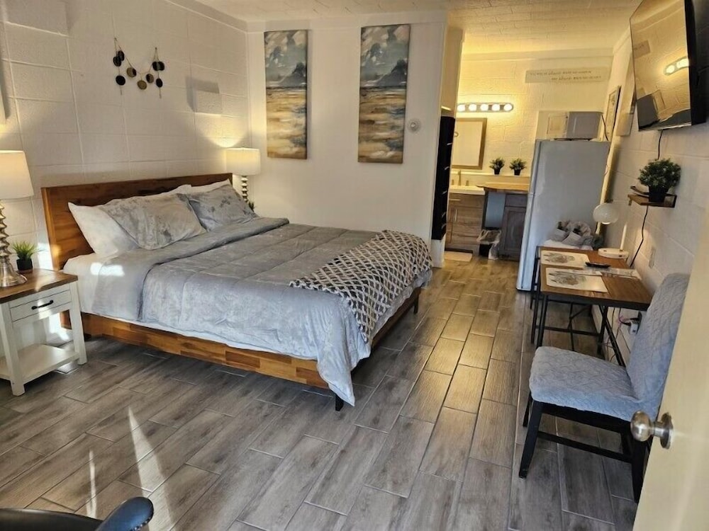 Classic Room, 1 King Bed, Non Smoking, Refrigerator & Microwave