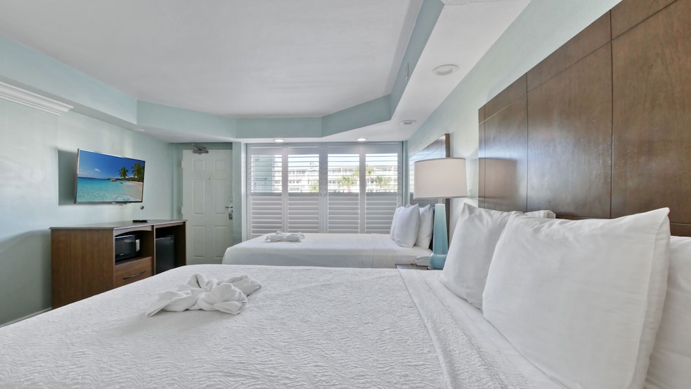 Room, 2 Queen Beds, City View - Photo 2