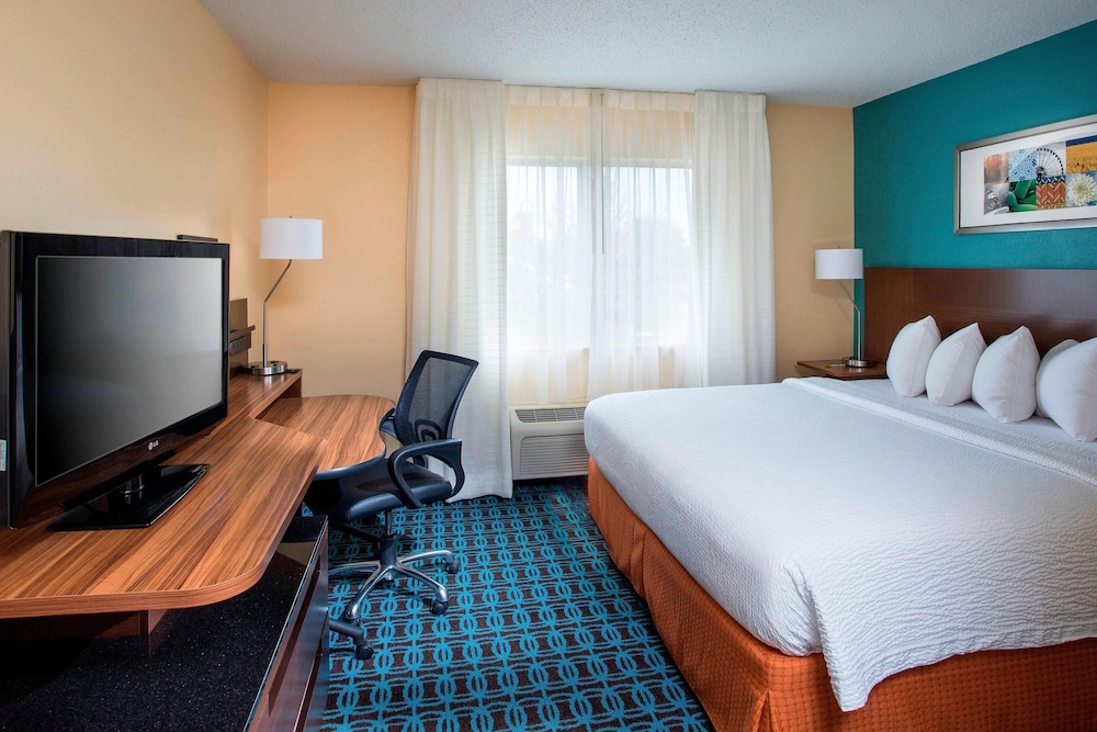 Room, 1 King Bed (Mobility/Hearing Access, Roll-In Shwr) photo 1