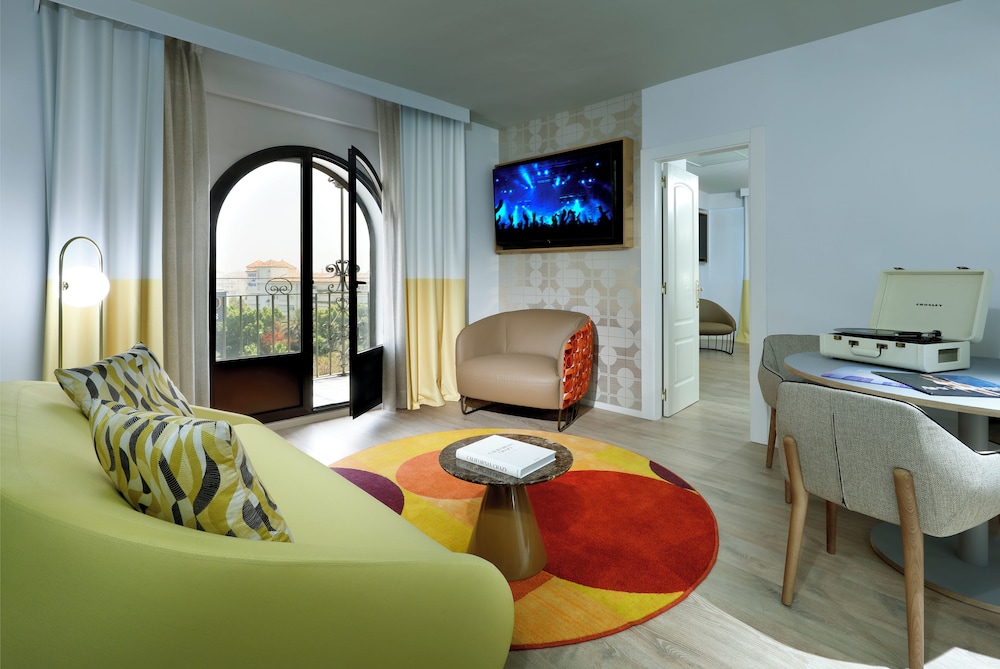 Suite (Gold)
