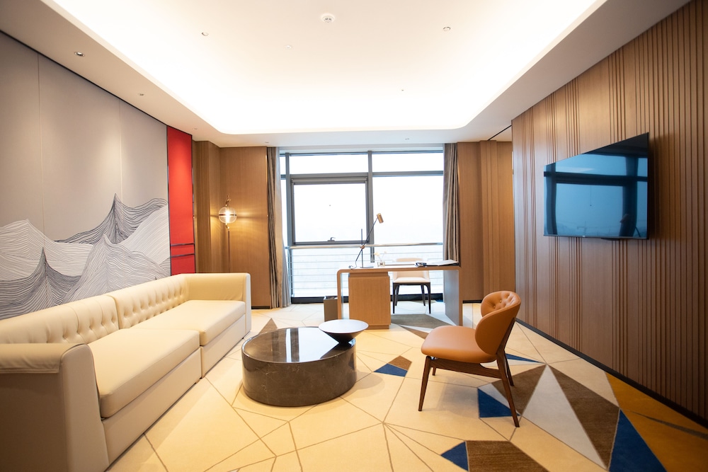 Executive Suite, 1 King Bed, Smoking - Photo 2