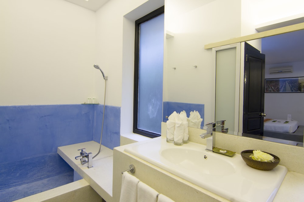 Honeymoon Suite with Balcony photo 2