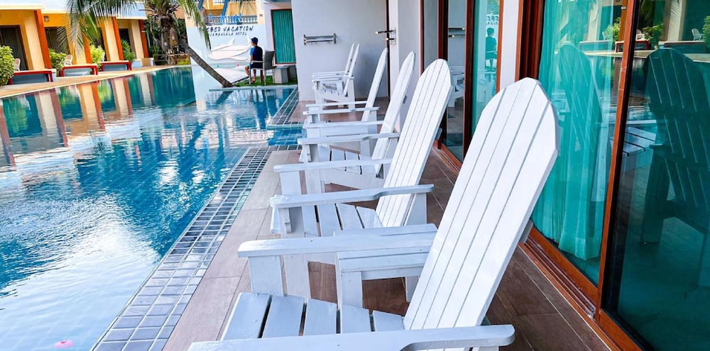Deluxe Pool Access photo 3
