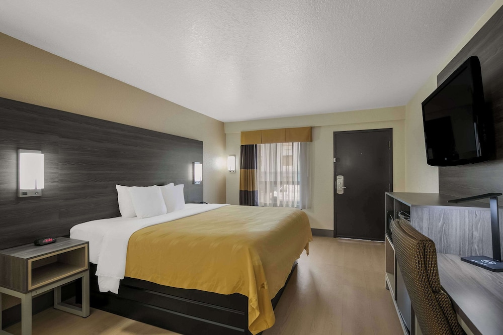 Standard Room, 1 King Bed, Non Smoking - Photo 5