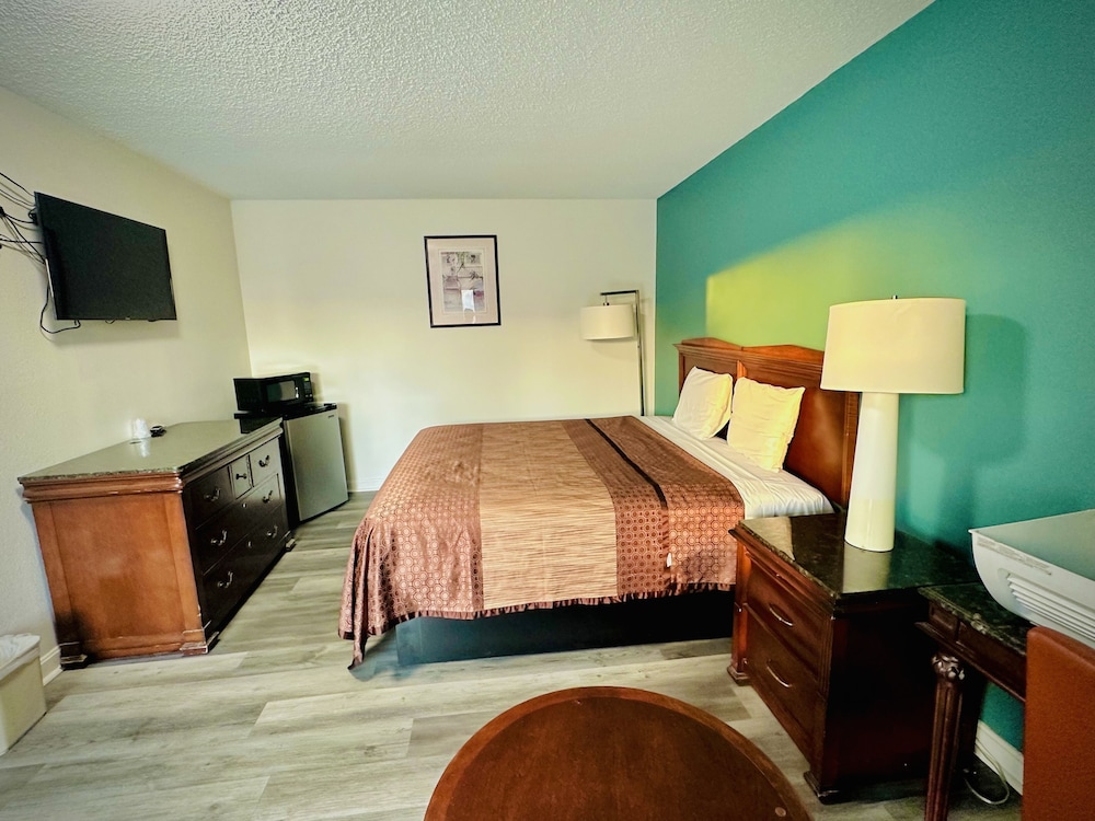 Standard Room, 1 King Bed, Smoking