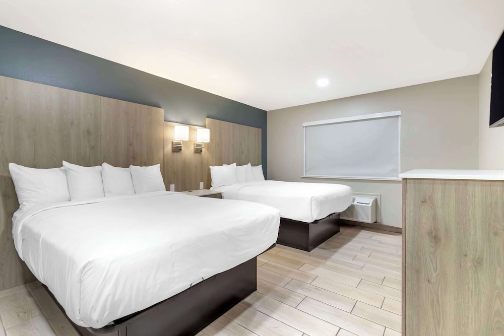 Suite, 2 Queen Beds, Non Smoking (with Sofabed) photo 3