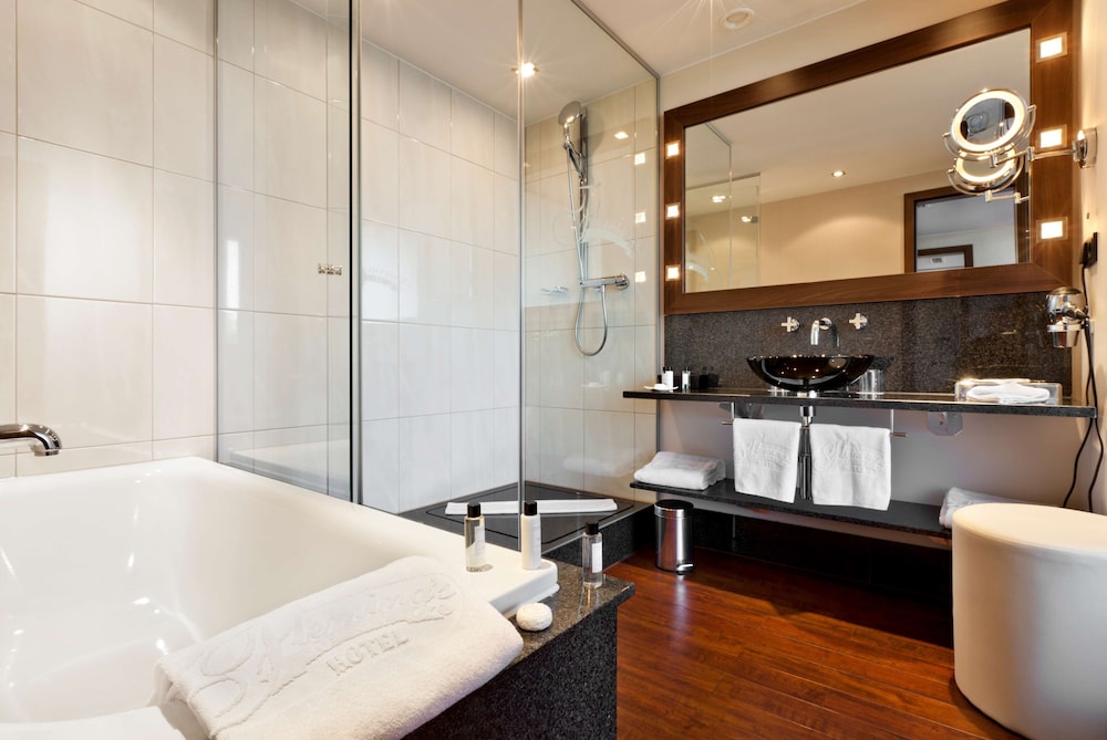 Signature Twin Room (Skyline View) - Photo 7