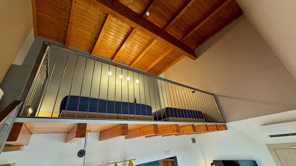 Senior Loft, Balcony
