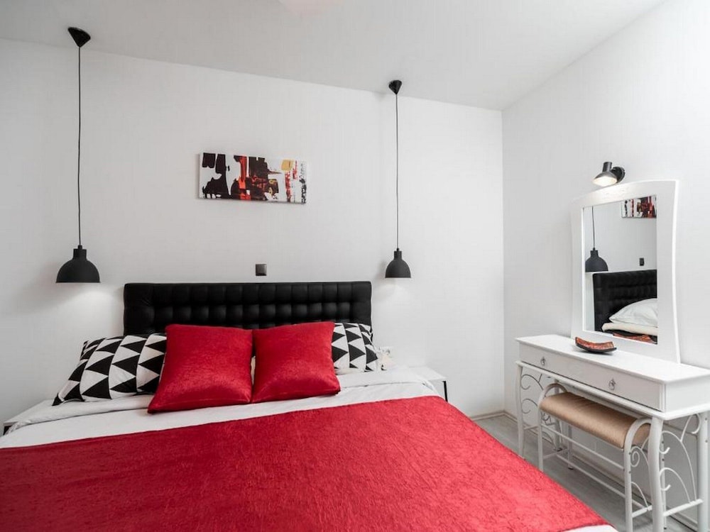 Apartment (Two Bedroom Apartment With Swimming P)