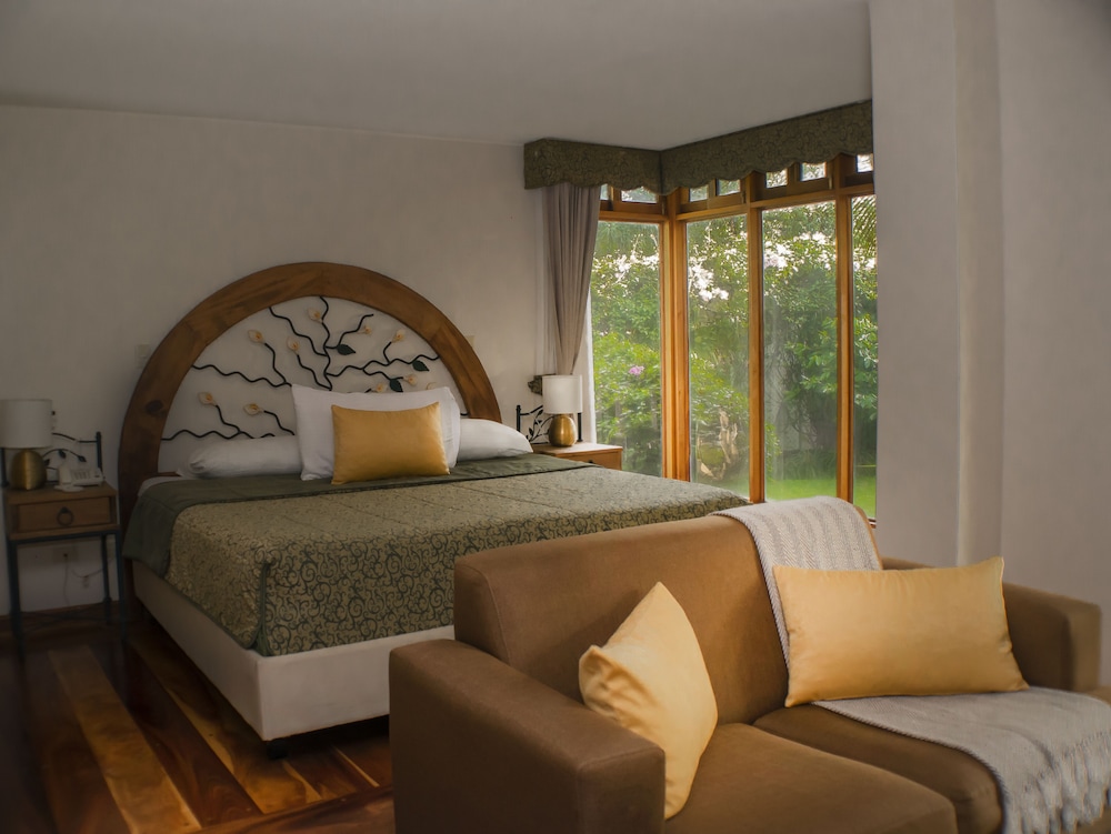 Suite, 1 King Bed - Photo 2