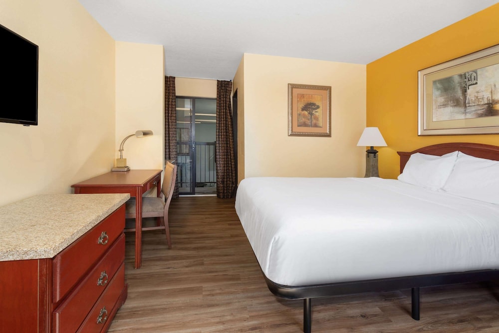 Deluxe Room, 1 Queen Bed, Non Smoking - Photo 5