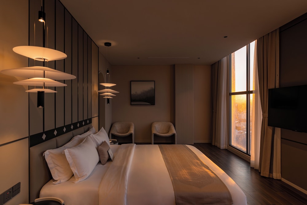 Suite, 1 King Bed, Bathtub