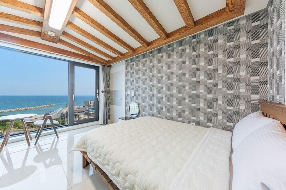 Room (White 301)