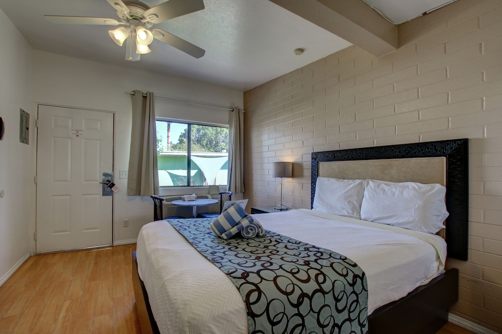 Deluxe Room, 1 Queen Bed photo 2