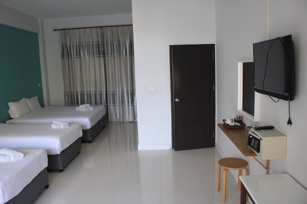 City Room, Multiple Beds, Non Smoking, Pool View photo 2
