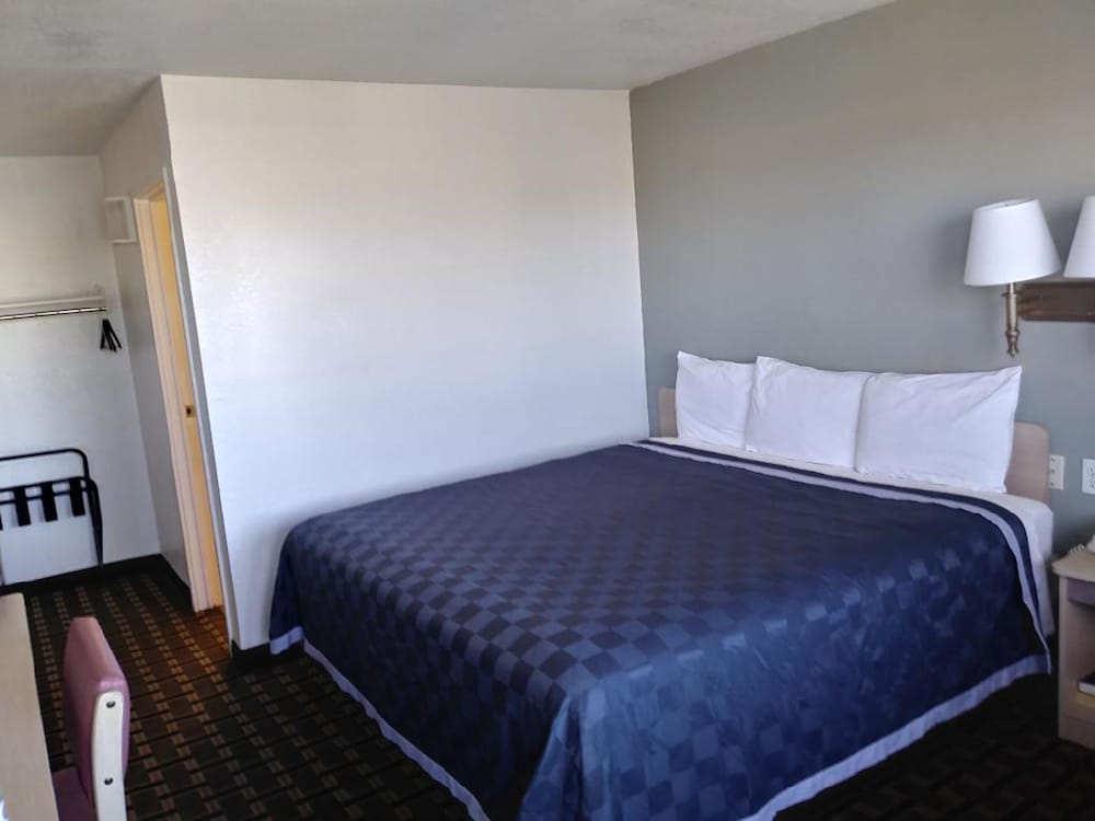 Deluxe Suite, 1 King Bed, Non Smoking - Photo 8