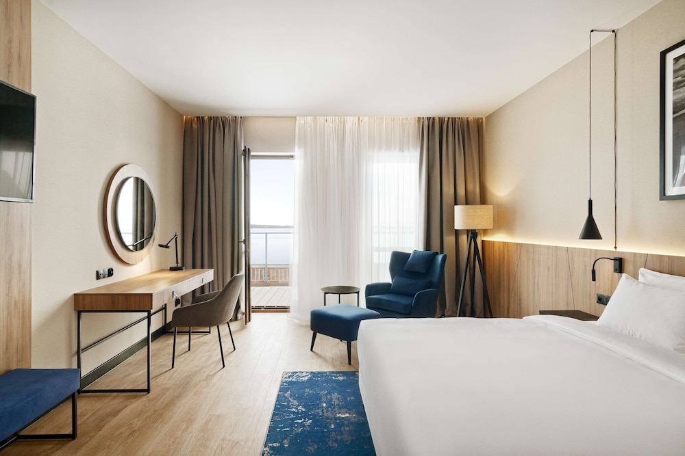 Premium Room, Non Smoking, Lake View - Photo 10