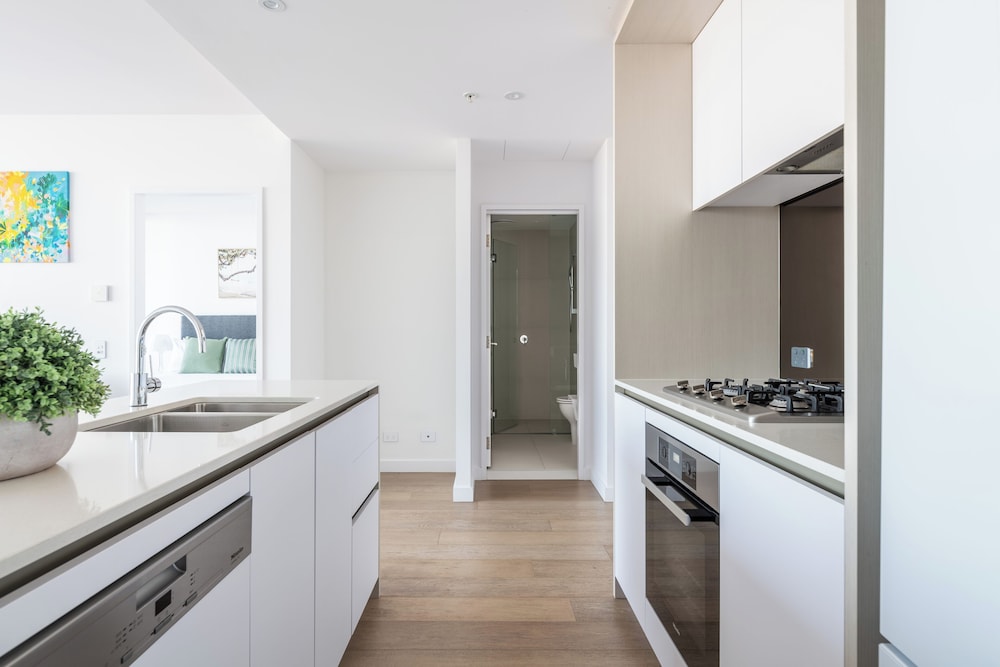 Two-Bedroom Two-Bathroom Apartment with Yarra Views - Photo 6